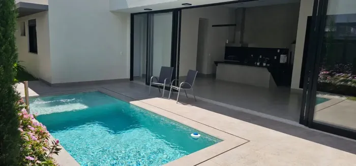 Linda casa com piscina e jardim a venda no Condomínio Park Sul