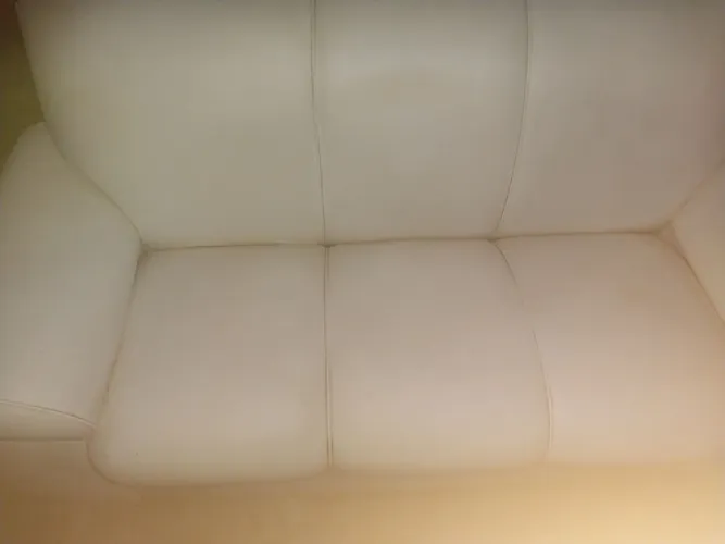 Sofá em curvin marfin de 3 lugares