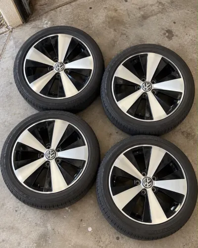 Rodas originais Volkswagen, modelo Twister, com acabamento diamantado e preto brilhante.