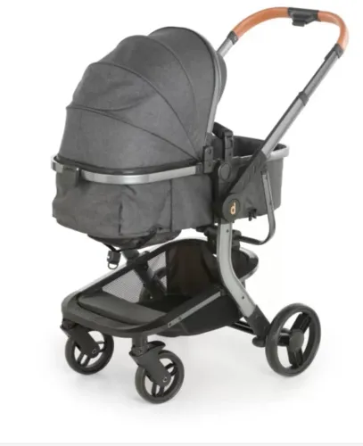 Carrinho de bebê com bebê conforto