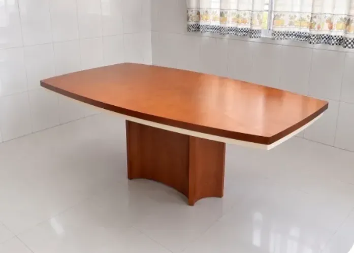 Mesa de madeira com 2 m por 80 leia o anúncio.