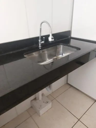 Vende-se pia de Granito Preto 