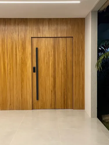 Portas Ripadas Pivotantes para Entradas de Casas