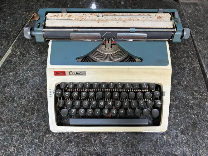 Máquina de Escrever Erika Alemã Vintage - Original GDR - Peça de Colecionador