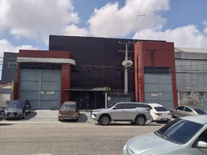 Galpão comercial com escritório e câmaras frigoríficas para 12 t - 1000m² - Pedreira