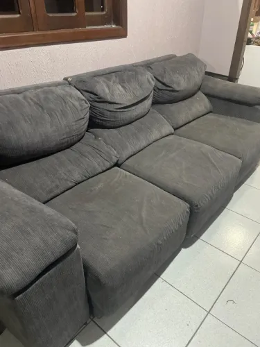 Sofá com cinza.