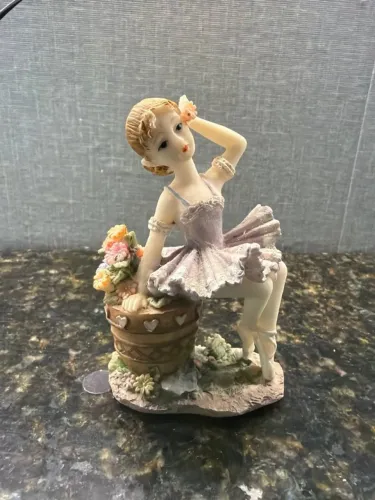 estatueta antiga bailarina com vestido azul