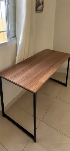 Mesa de escritório / escrivaninha para home office, estudos ou computador.