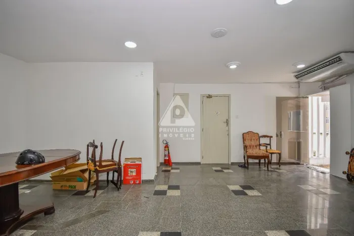 Cobertura comercial de alto padrão à venda no Centro