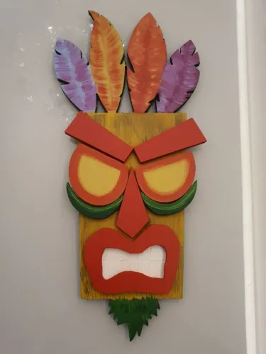 Placa Decorativa Máscara Aku Aku em Madeira - Crash Bandicoot - Nova em perfeito estado.