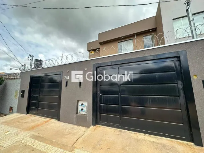Casa disponível para aluguel, localizada no bairro Ibituruna, em Montes Claros-MG, 02 Quar