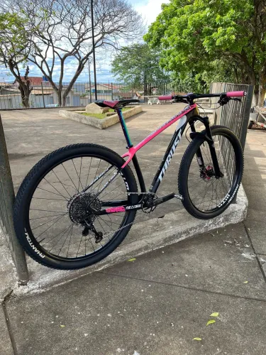 Bicicleta THRUST Carbono 15? (COM PELÍCULA DE PROTEÇÃO QUADRO E SUSPENSÃO)