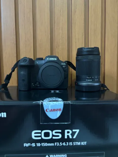 Câmera EOS R7 com Lente RF-S 18-150mm IS STM (Em estado de novo)