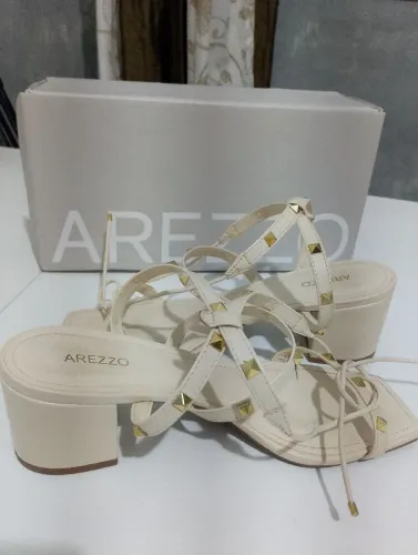 Sandália Arezzo bege /couros dourado