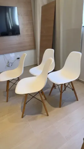 Kit 4 Cadeiras Charles Eames Eiffel Branca com Base de Madeira para Sala