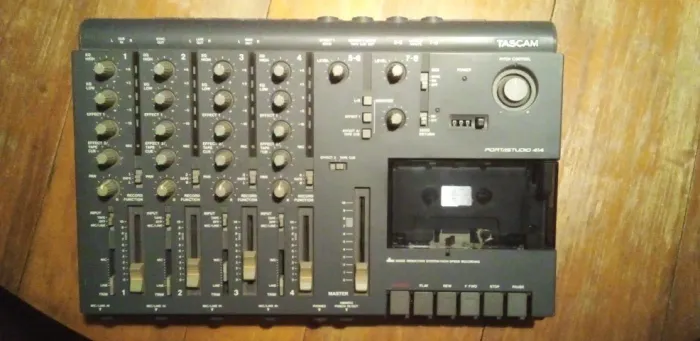 Tascam Portastudio 414 - 4 canais, gravação em fita K7