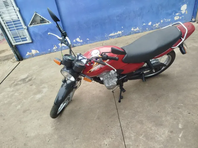 Titan 2003 Vermelha