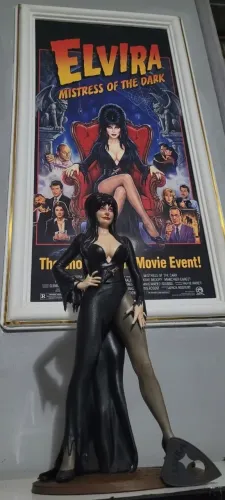 Boneco 1/4 Elvira rainha das trevas 45cm filme action figure