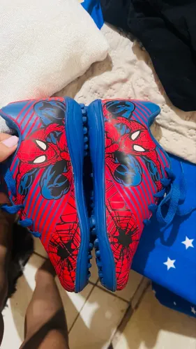 Chuteira do homem aranha