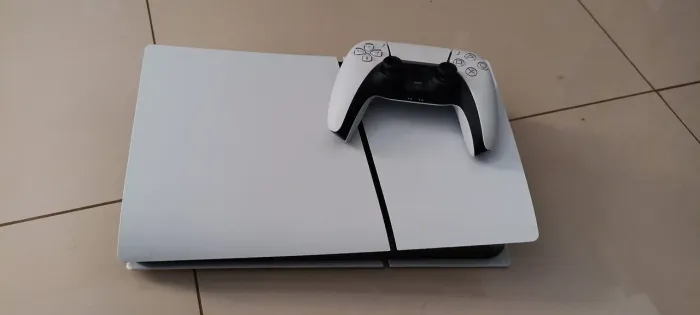 PS5 Slim em estado de novo.