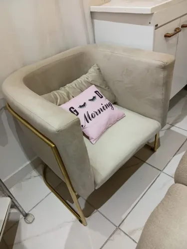 Poltrona em suede com base dourada