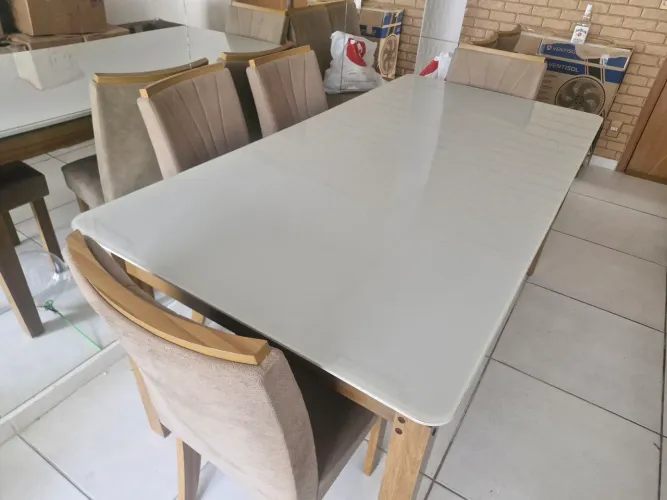 Mesa com tampo de vidro tamanho 6 cadeiras. Vendo só a mesa!