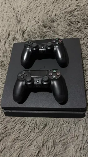 Playstation 4 slim 1tb semi novo com duas manetes e jogos digitais 