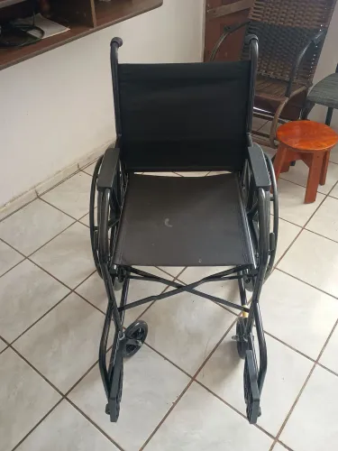CADEIRA DE RODAS ( SEMI NOVA)