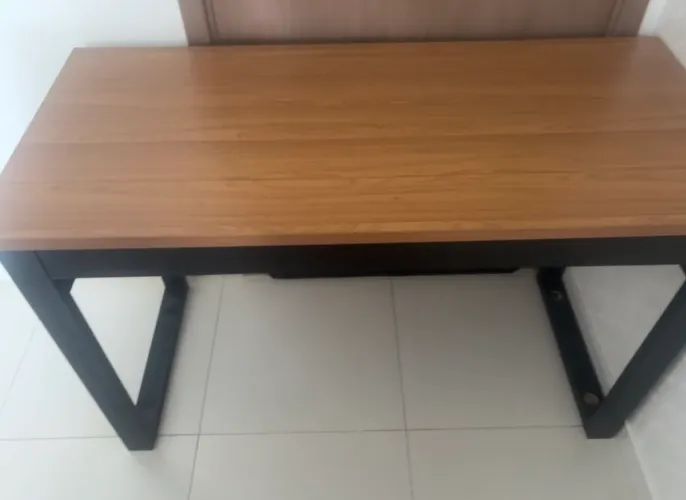 Mesa escritório com gaveta 