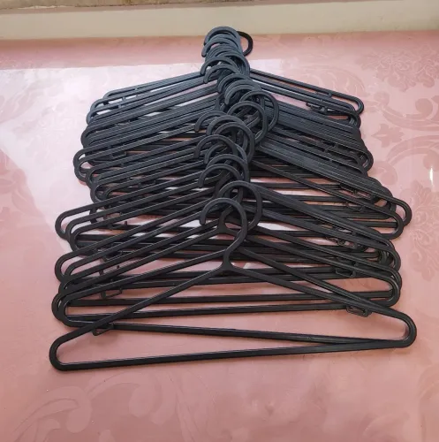 Lote de 23 cabides pretos plásticos
