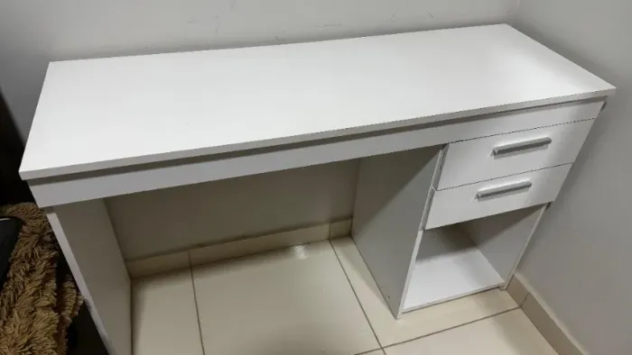 Escrivaninha branca com 2 gavetas