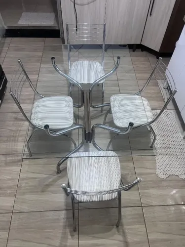 Mesa com tampo de vidro com 4 cadeiras