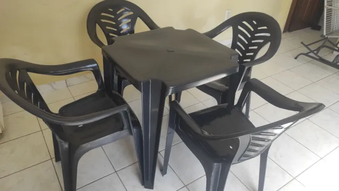 Mesa Plástica c/ 4 cadeiras preta