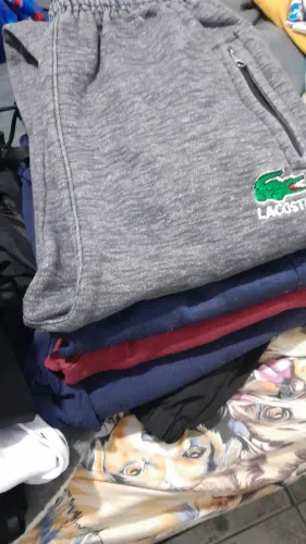 Vendo um lote de roupas masculina contendo 52 pcs aproximadamente 17 kg roupas