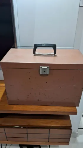 caixa antiga de ferro para arquivos ou ferramentas