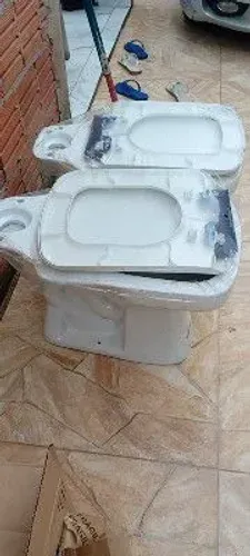 Vendo dois vasos sanitários completo r$ 300 cada um