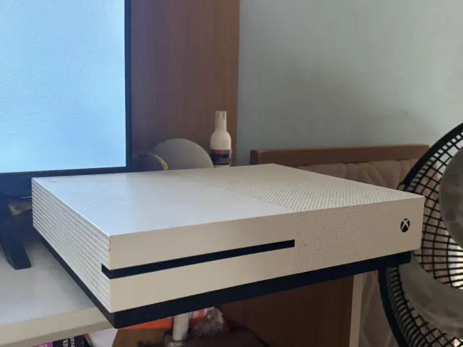 Xbox One S 1TB + 2 Controles, Ótimo Estado