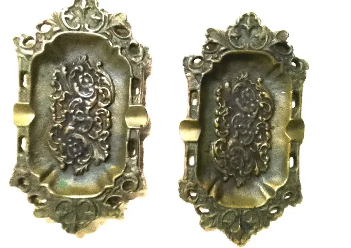 Par antigos Cinzeiros Bronze Ornado Com Volutas Em Auto Relevo Bronze Cinzelado*