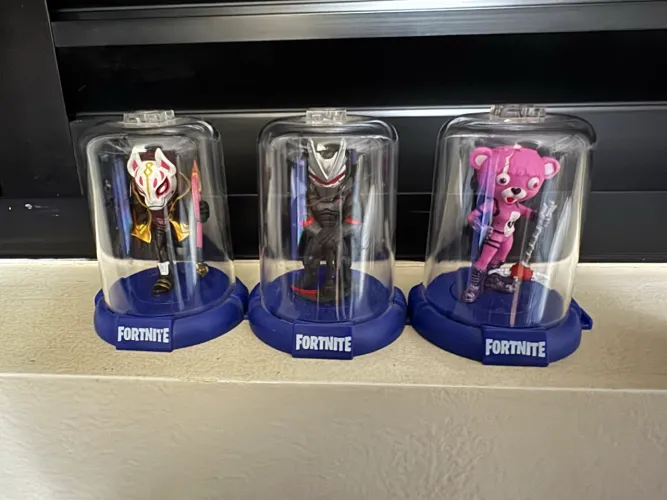 Mini bonecos Fortnite colecionáveis com cápsula/proteção