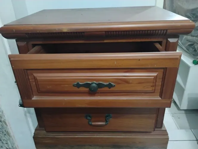 Mesa de cabeceira Madeira Maciça ( 71 cm largura/48cm profundidade/67 cm de altura)