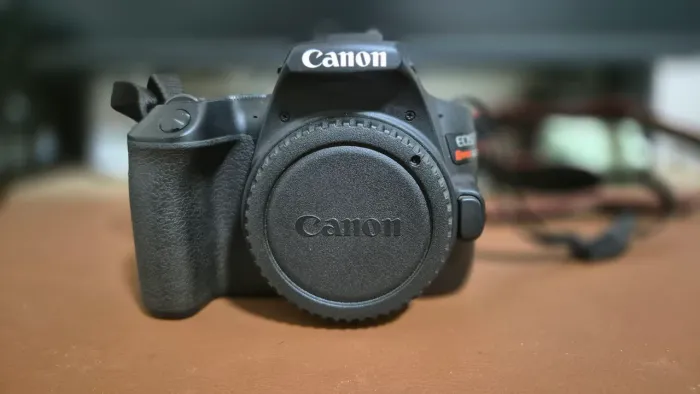 Câmera Canon SL3 + Lente 18-55mm e 50mm 