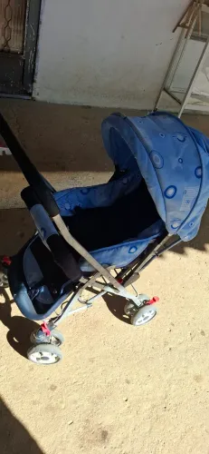 Carrinho de bebê em bom estado