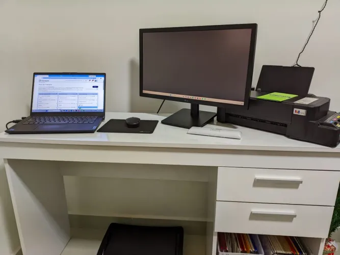 Mesa para trabalho: 122cm de comprimento, 41 de profundidade e 77 de altura.