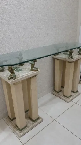 Aparador Vintage em Mármore e Vidro Grosso com Detalhes Esculturais