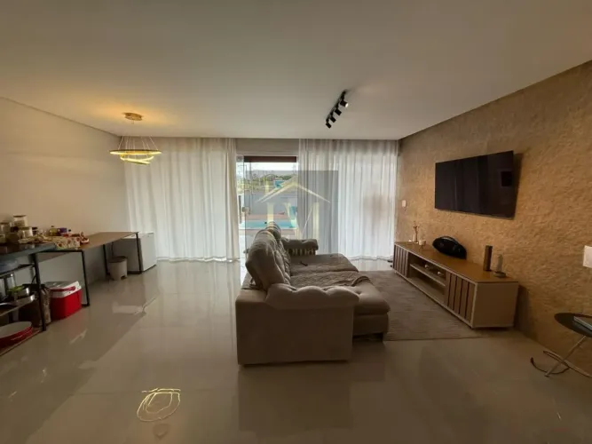 Casa a venda com piscina e ótimo acabamento