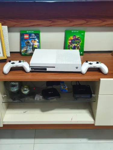 Console Xbox one com 2 controles e 2 jogos