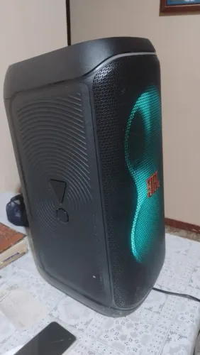 Vende-se caixa party box da JBL original. Imperdível!!!!
