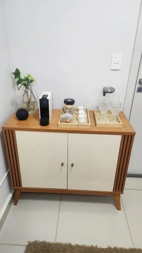 Buffet com portas e prateleiras
