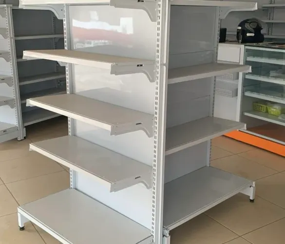 Prateleiras e balcão