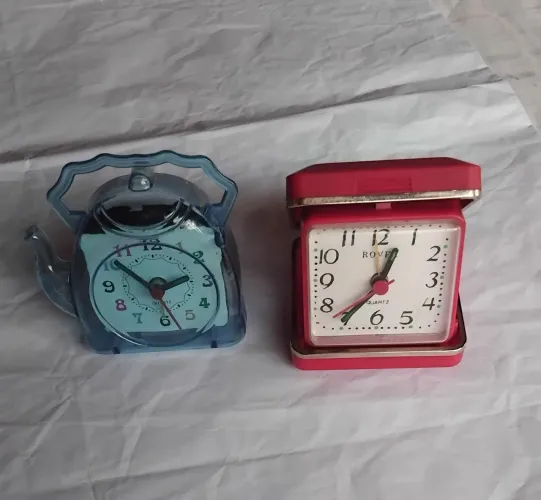 2 Mini Relógios à Quartz, antigos funcionando, pelo preço de 1